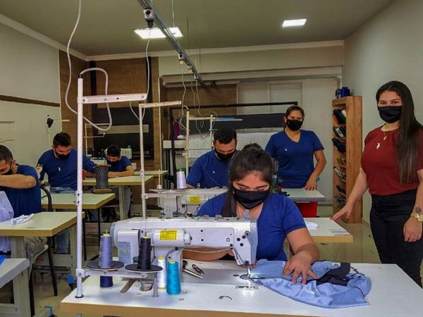Emprendedora desafía a la crisis y monta taller de costuras en CDE