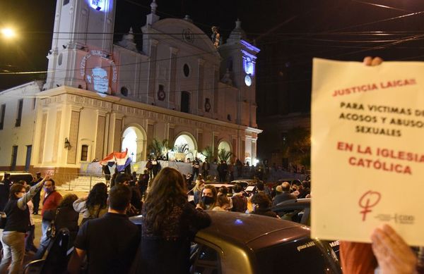 Masiva caravana de repudio contra el sacerdote Olmedo - Nacionales - ABC Color