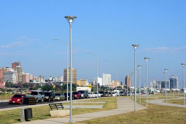 Largas filas de casos sospechosos de COVID-19 en la Costanera - Nacionales - ABC Color