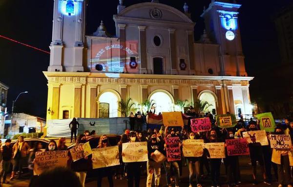 Multitudinaria caravana en repudio a absolución de cura acusado de acoso