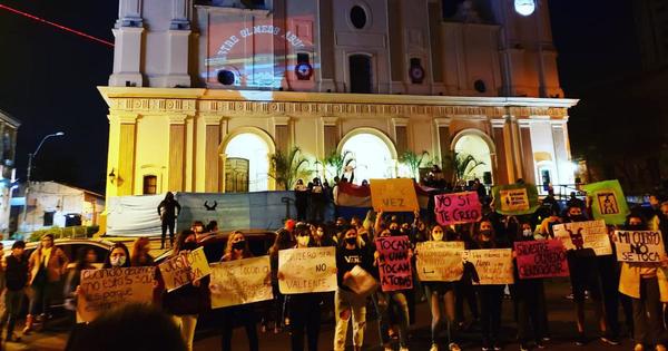 Multitudinaria caravana en repudio a absolución de cura acusado de acoso