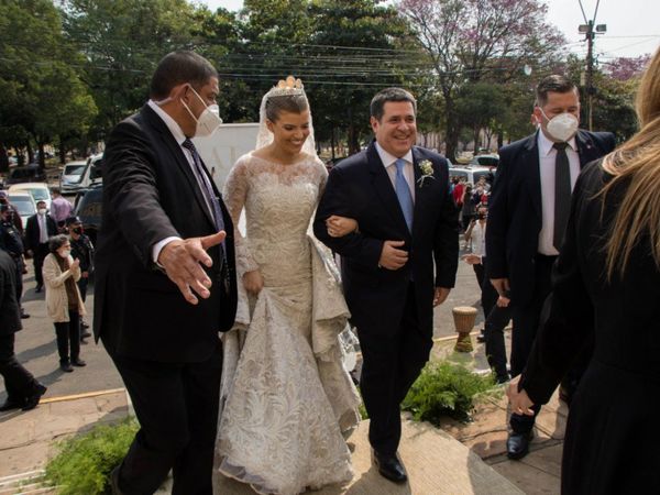 Escraches, manifestantes, emoción y  lujo: así fue la boda de Sol Cartes