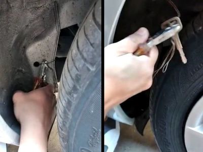 El extraño caso de la llave duplicada debajo del auto nuevo