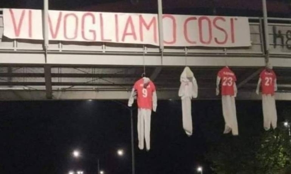 HOY / Hinchas protestan por el descenso con muñecos ahorcados y amenazas