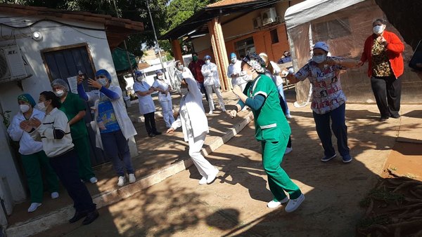(VIDEO) “Héroes” de blanco “movieron el esqueleto” con distanciamiento social | Crónica