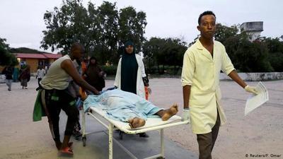 Hombres armados asaltan hotel en la capital de Somalia tras explosión