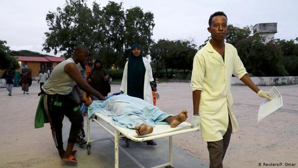 Hombres armados asaltan hotel en la capital de Somalia tras explosión
