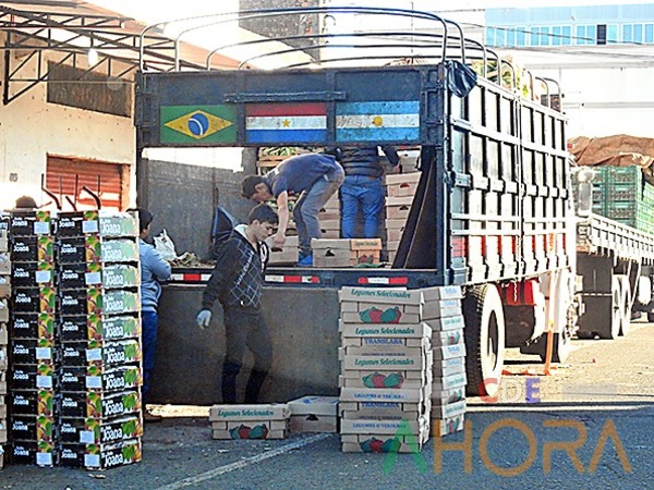 Toneladas de VERDURAS y FRUTAS ingresa al país de CONTRABANDO por el PUENTE de la AMISTAD