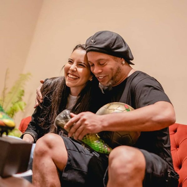 Ronaldinho, emocionado tras recibir un regalo de una artista paraguaya