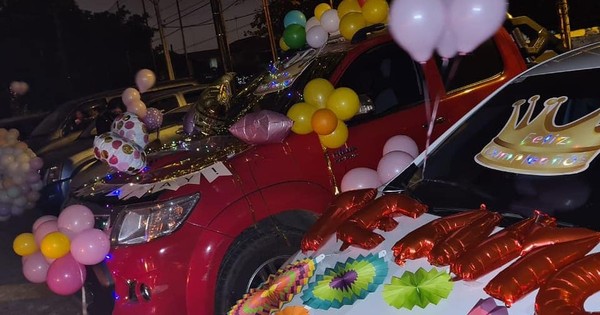 Sorprenden a quinceañera con una original fiesta en modo COVID