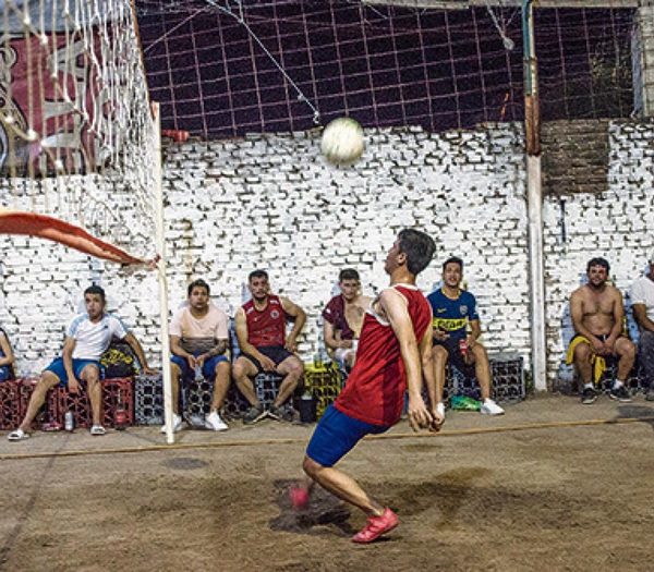 Arrestan a exjugador de fútbol por realizar torneo de “piki voley” y no respetar medidas