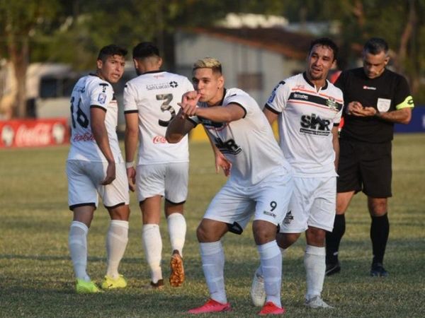 General Díaz celebra un sufrido triunfo ante River