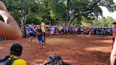 Arrestan a exjugador de fútbol por realizar torneo de “piki voley” y no respetar medidas