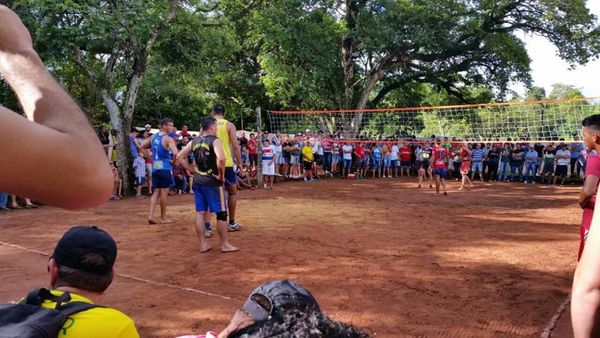 Arrestan a exjugador de fútbol por realizar torneo de “piki voley” y no respetar medidas