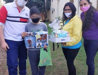 Regalan alegría a niños con cáncer pese a pandemia