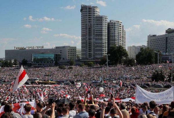 Manifestantes colman la capital de Bielorrusia pidiendo la dimisión de Lukashenko