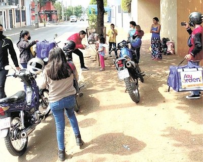 Iba a repartir regalos y le robaron su moto | Crónica