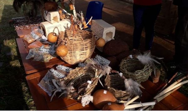 Artesanos indígenas de Cerro Akangué expusieron sus trabajos