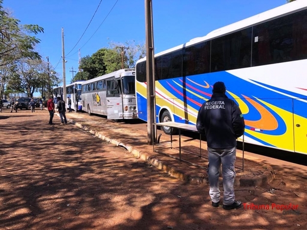 Retienen 19 colectivos de SACOLEIROS en la FRONTERA