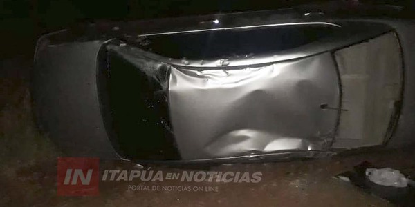 AUTOMÓVIL VUELCA EN CAMINO VECINAL DE TOMÁS ROMERO PEREIRA