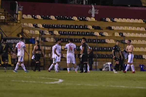 Báez y Ovejero intercambiaron camiseta y violaron el protocolo - Fútbol - ABC Color