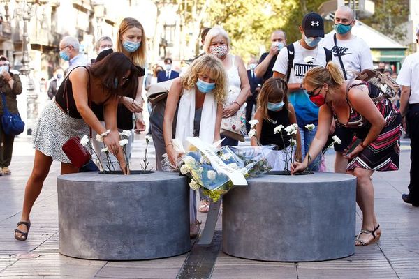 Discreta ceremonia en el tercer aniversario de los atentados de Cataluña - Mundo - ABC Color