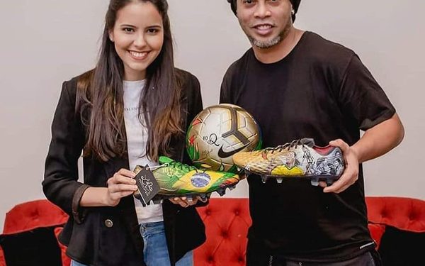 Artista muestra su arte a Ronaldinho