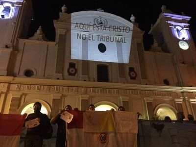 "Batalla de proyectores" entre manifestantes frente a la Catedral de Asunción