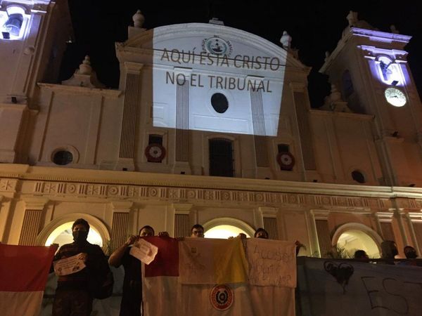"Batalla de proyectores" entre manifestantes frente a la Catedral de Asunción