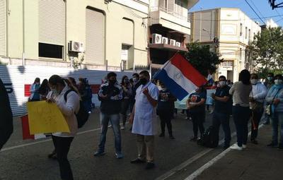 Funcionarios del Hospital de Clínicas se manifiestan frente a Hacienda