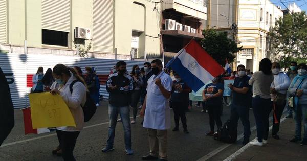 Funcionarios del Hospital de Clínicas se manifiestan frente a Hacienda