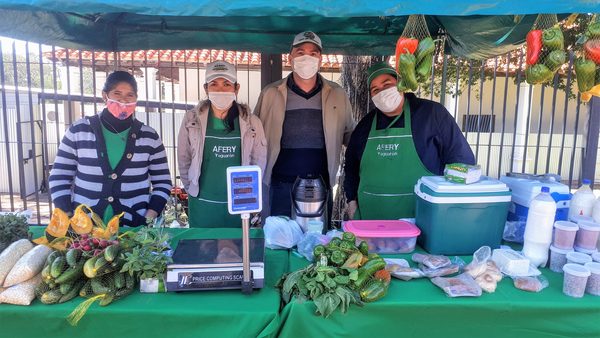 Escuelas humildes reciben provechosos kits con alimentos producidos por laboriosas mujeres - La Mira Digital