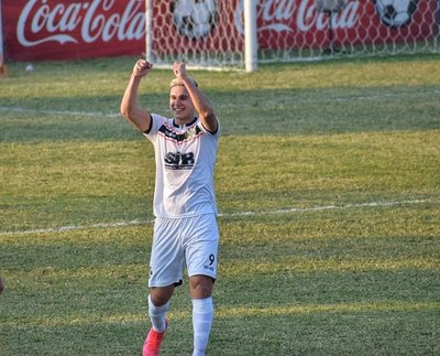 Sergio Bareiro anota un gol de antología