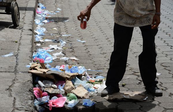 La necesidad se impone al miedo entre quienes reciclan basuras en Bolivia » Ñanduti