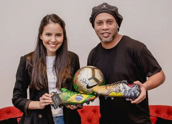Ronaldinho recibe botines pintados por artista paraguaya