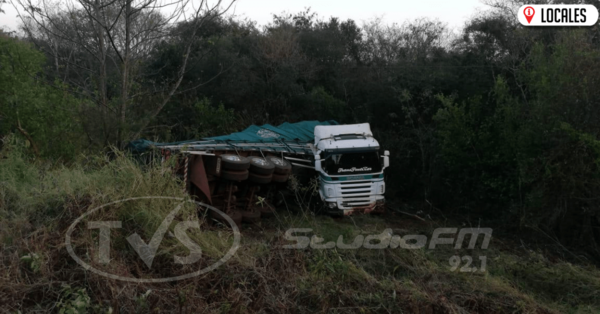 Cuantiosos daños tras el vuelco de un camión