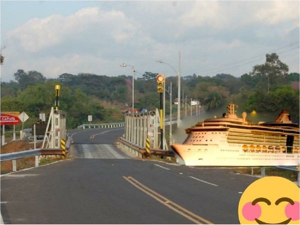 Puente de un carril y con semáforo desata burlas en redes sociales