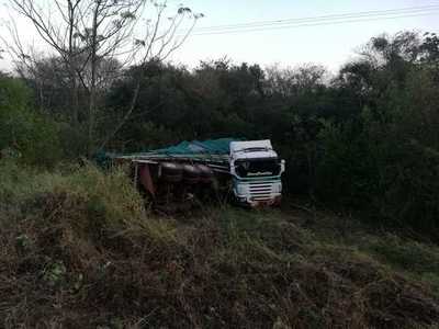 CAMIÓN FUE A PARAR AL COSTADO DE LA RUTA TRAS ACCIDENTE EN CAPITÁN MEZA