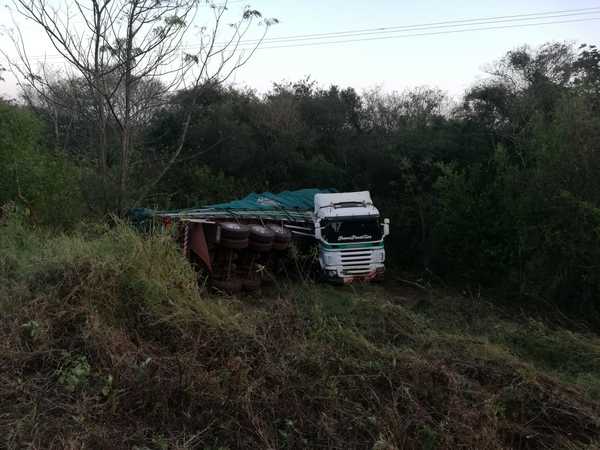 CAMIÓN FUE A PARAR AL COSTADO DE LA RUTA TRAS ACCIDENTE EN CAPITÁN MEZA