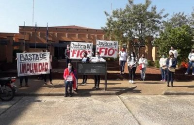 Presunta negligencia médica: Madre de bebé fallecida se encadena y pide justicia | Noticias Paraguay