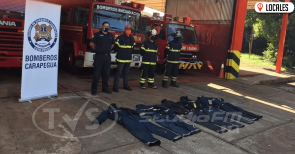 Bomberos de Encarnación donaron equipos de protección a sus pares de Carapeguá