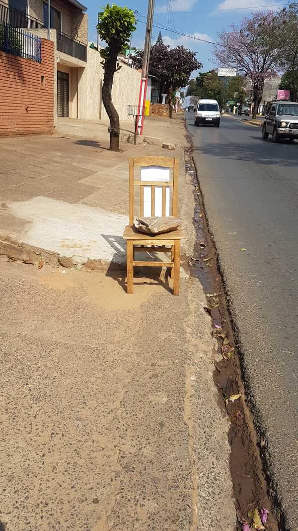 Puso clavos de punta en plena vereda » San Lorenzo PY