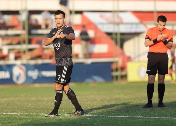 Camacho anotó su gol número 100 en el fútbol paraguayo
