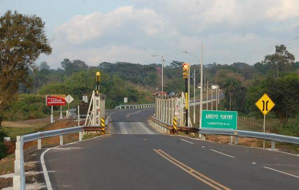 MOPC inaugura puente de un solo carril que genera críticas de la ciudadanía