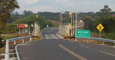 MOPC inaugura puente de un solo carril que genera críticas de la ciudadanía