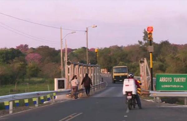 Puente de un carril y con semáforo entre Areguá y Capiatá - C9N