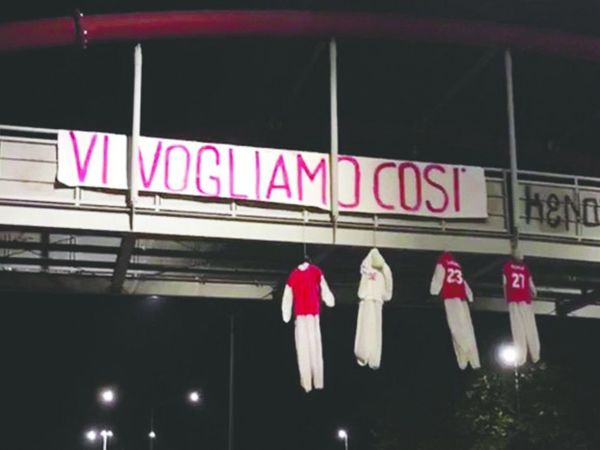 Con muñecos colgados amenazan a jugadores