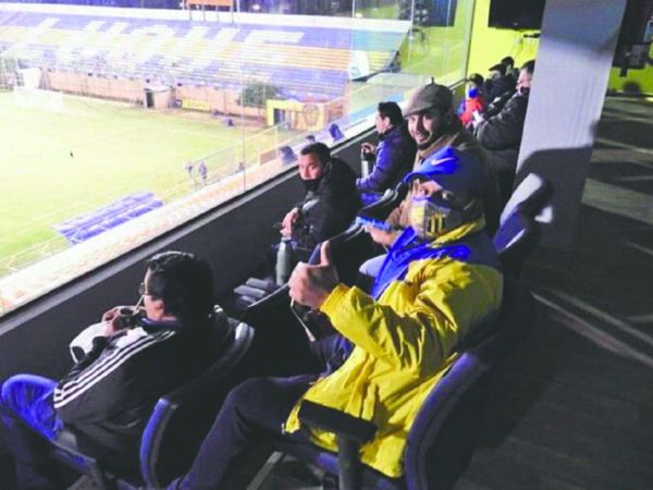 Prohíben mate, tereré y restringen banderas