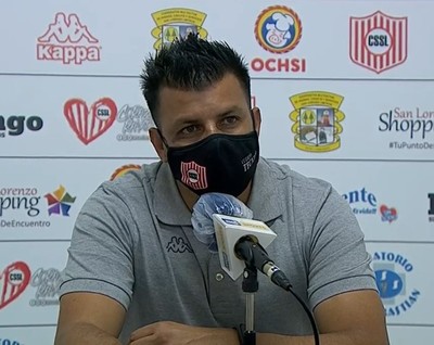 Alfredo Cano aplaude la labor del segundo tiempo