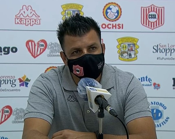 Alfredo Cano aplaude la labor del segundo tiempo